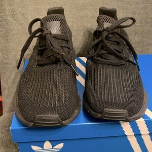 Adidas- Black -swift run size 6